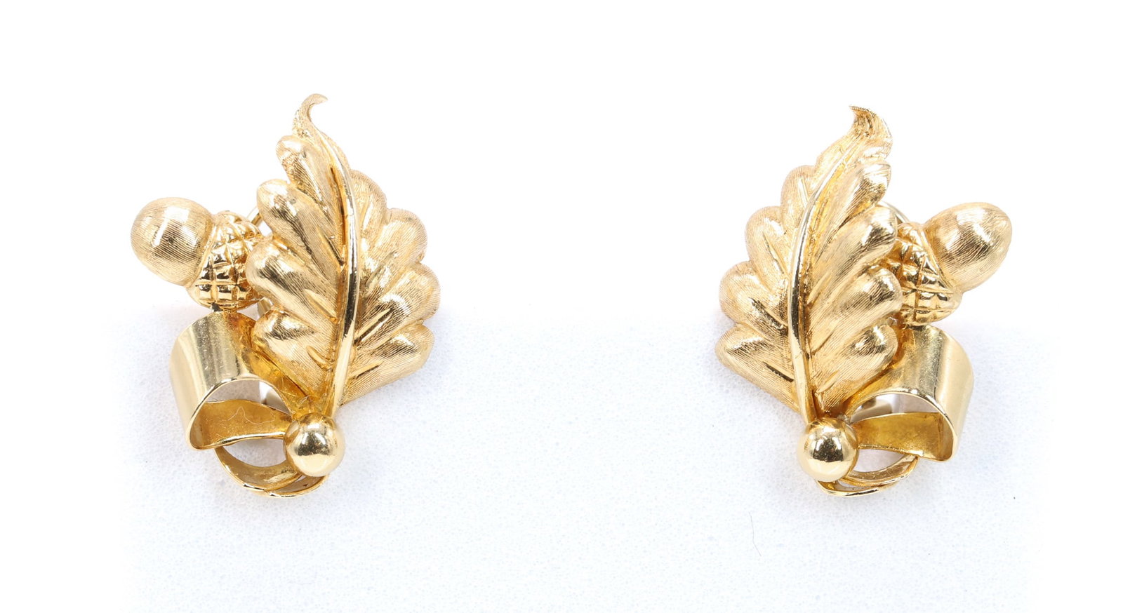 18k YG Tiffany & Co. Earrings: Tiffany & Co. 18k yellow gold acorn and oak leaf clip earrings, 1" and 4.6dwt.