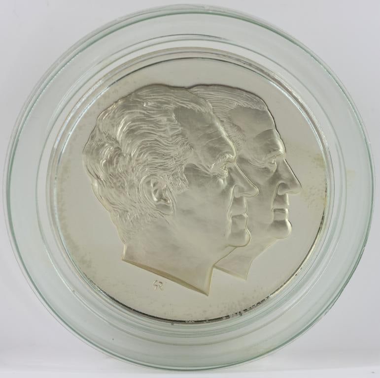 Franklin Mint Sterling Silver Nixon Inaugural Medal: Sterling silver Official 1973 Presidential Inaugural Medal, proof edition. In a plastic case, with paperwork. 63.5mm and 6.37 ozt excluding case