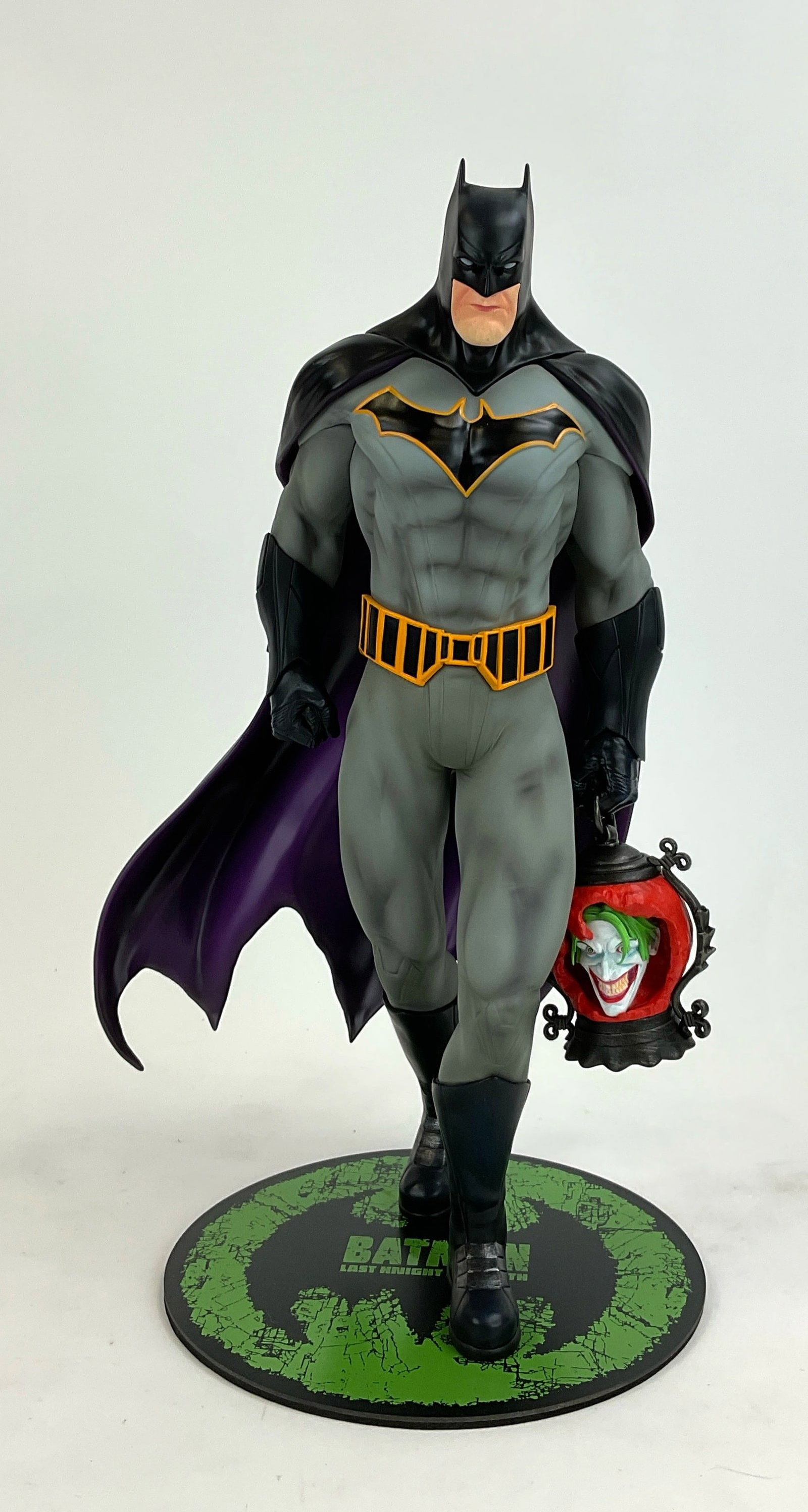 DC Comics Batman Last Knight on Earth statue (1 of 5)