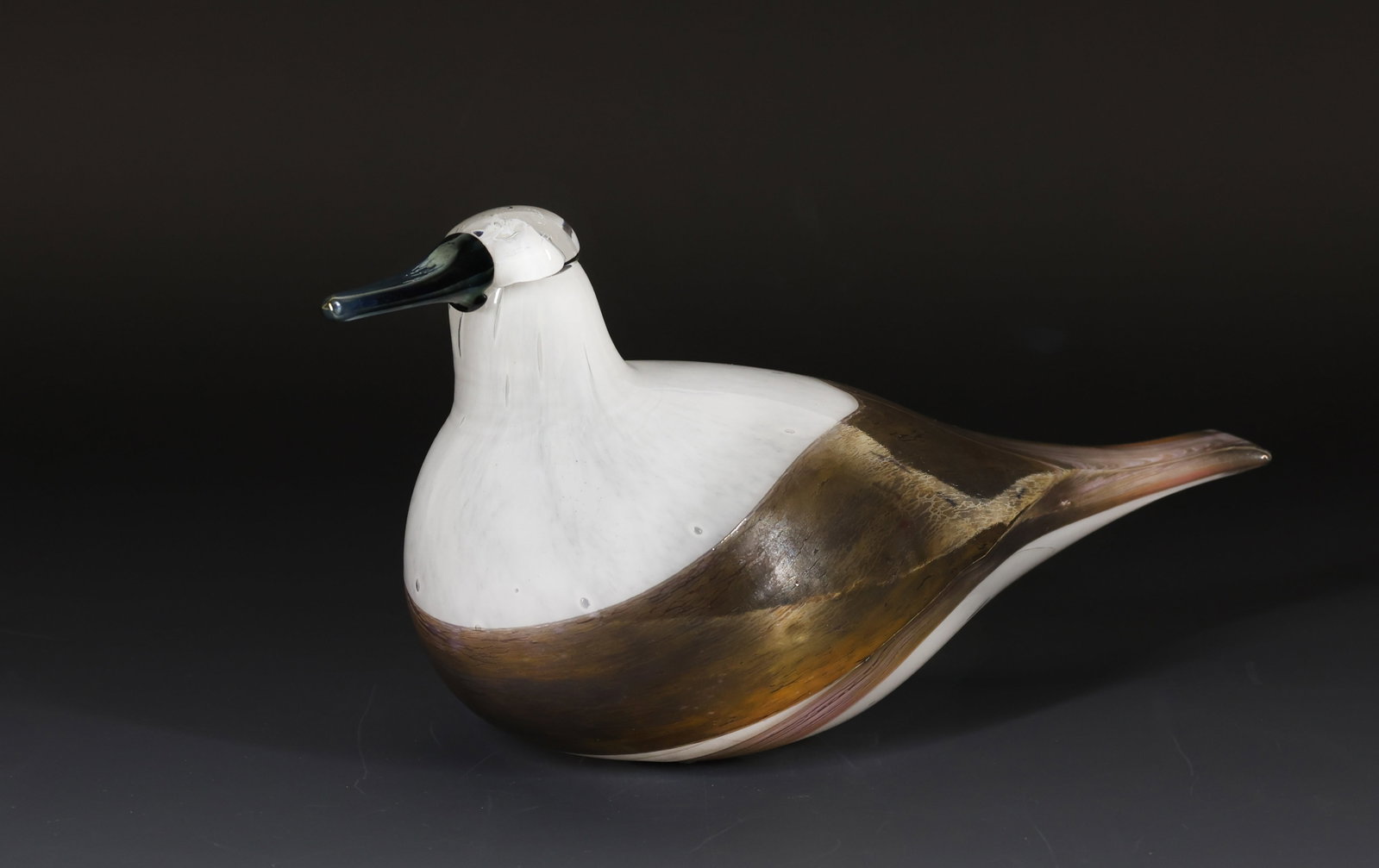 Oiva Toikka for Iitala Glass Steller's Eider Duck: Finnish hand blown glass bird sculpture, "Polarente Palvialli (Steller's Eider Duck)", the 2006 edition of the Jahresvogel (Annual Bird) collection. Etched with the artist's signature and Nuutajarvi