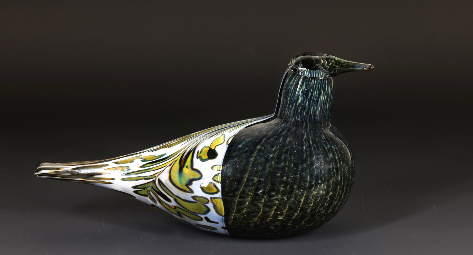 Oiva Toikka for Iitala Glass Song Thrush: Finnish hand blown glass bird sculpture, "Laulurastas (Song Thrush)", the 1997 edition of the Jahresvogel (Annual Bird) collection. Etched with the artist's signature and Nuutajarvi 1997, also with