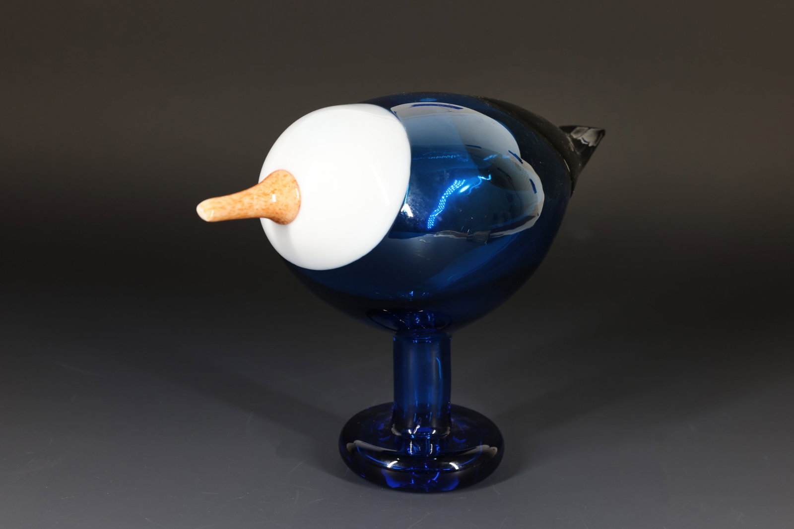 Oiva Toikka for Iitala Glass Blue Magpie: Finnish hand blown glass bird sculpture, "Blue Magpie (Rantaharakka)". Etched with the artist's signature and Nuutajarvi, also with an Iittala label. 6.5"h x 4"w x 9.5"d