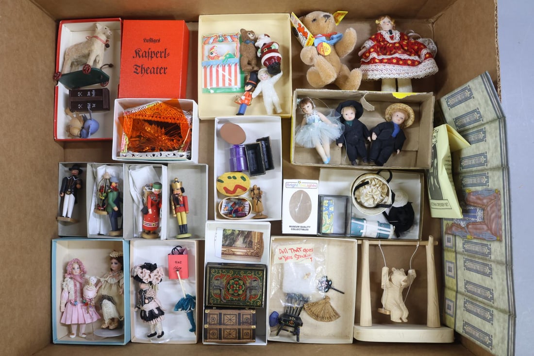 MINIATURES.: LOT of varied miniatures. Dolls - porcelain dolls. Bisque artist dolls, both glass and painted eyes, with accessories. German wooden figures - Cookie vendor (PFEFFER - KUCHENFRAU), Bird vendor with ca
