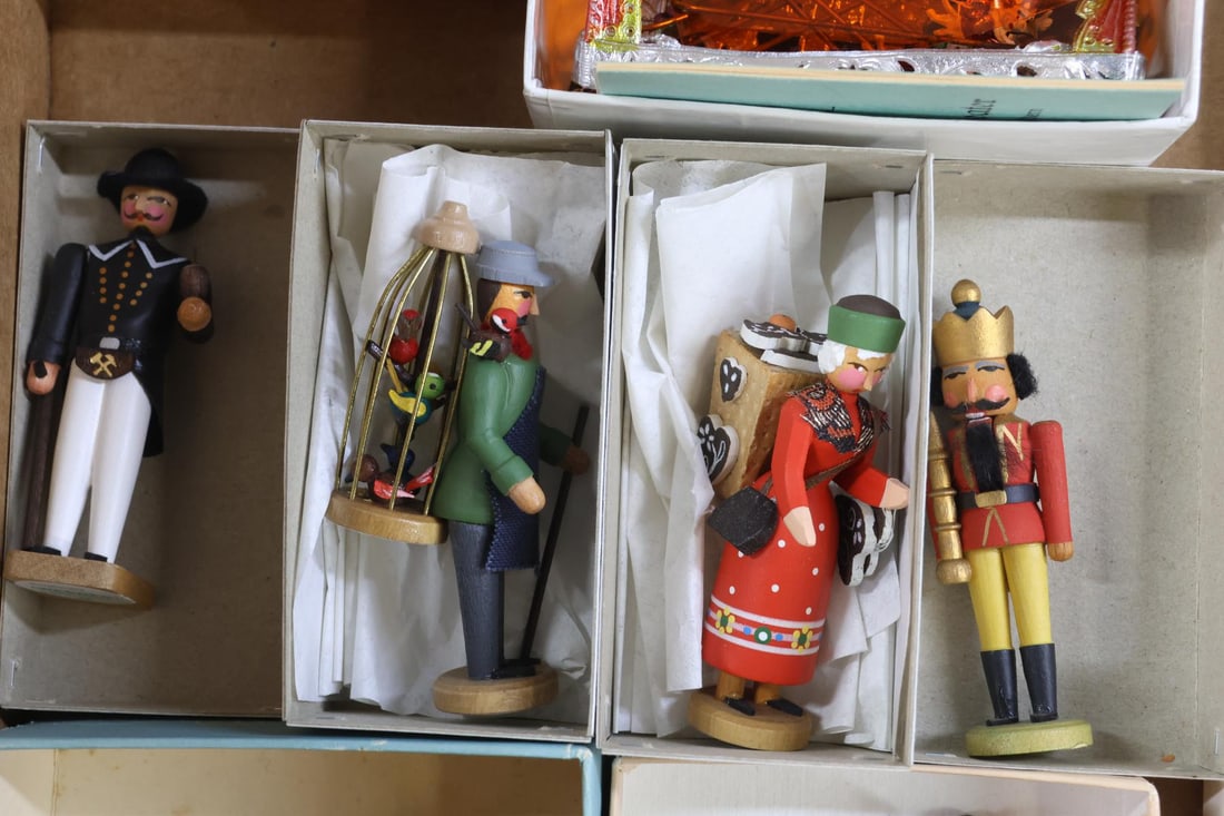 MINIATURES. - 7