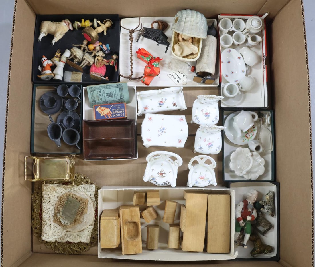 MINIATURES. (1 of 16)
