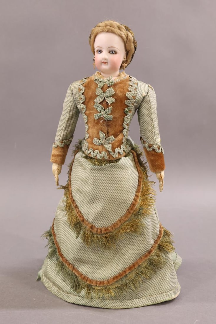 ANTIQUE FRENCH FASHION DOLLS. (1 of 11)