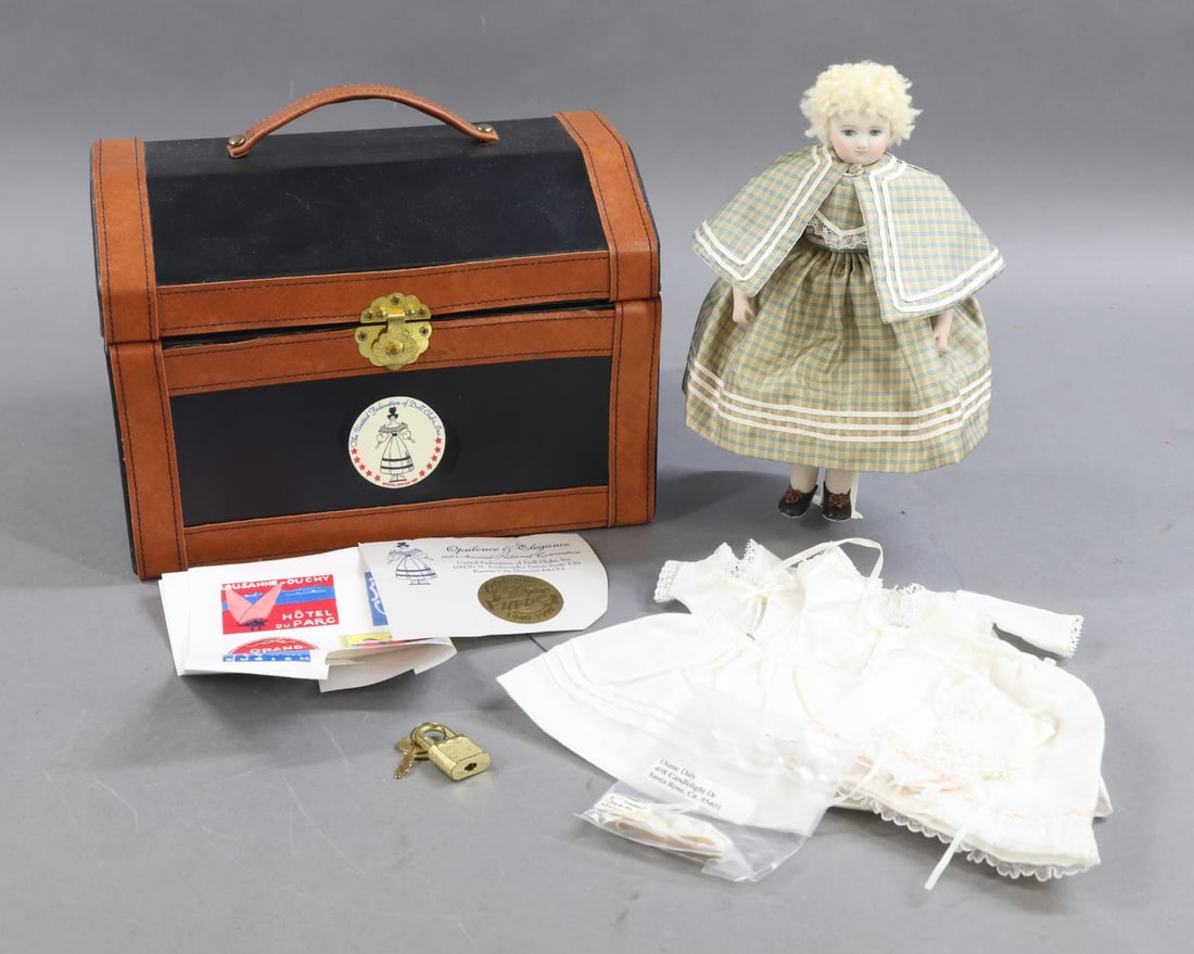 CONTEMPORARY ARTIST DOLLS. (1 of 8)