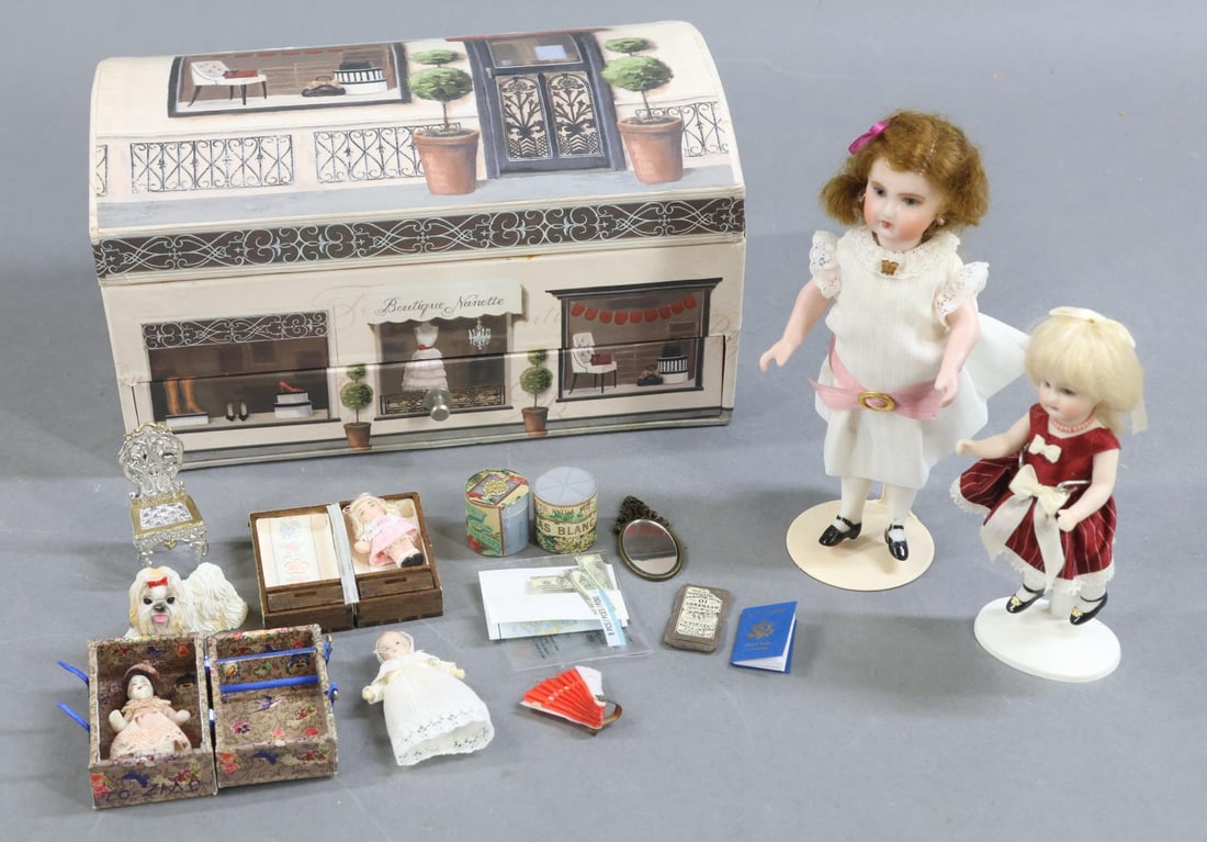 CONTEMPORARY ARTIST DOLLS. (1 of 9)