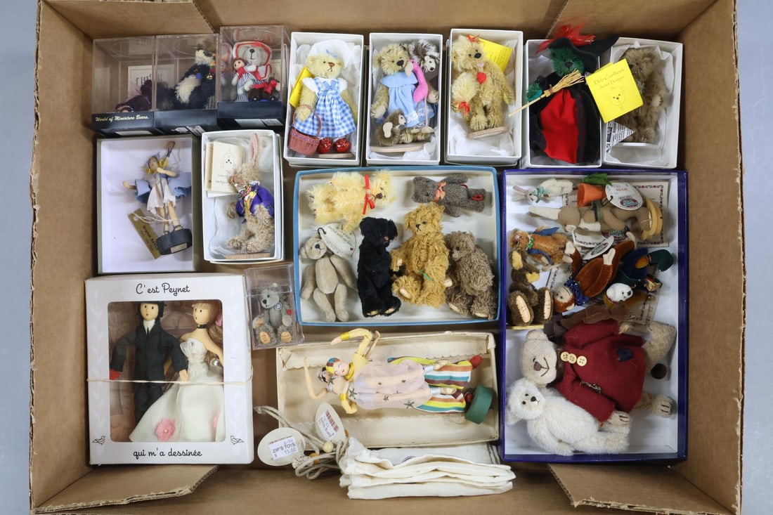 MINIATURES.: LOT. ANIMALS - Lot of (23) mohair/plush inc. Bears, Rabbits, Mice, Monkey. Deb Canham, Little Gem, World of Miniature Bears, Cottage Collectibles. 2" - 6". (10) Are in their original boxes. (5)
