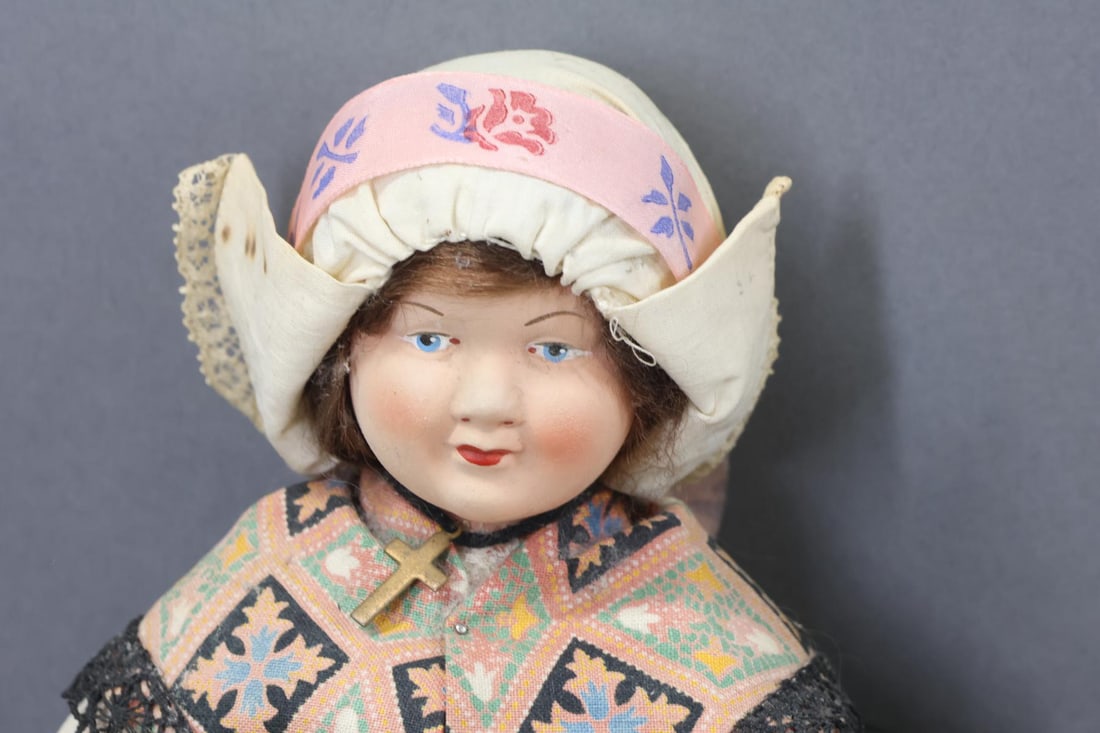 DOLLS REPRESENTING OTHER COUNTRIES. - 10