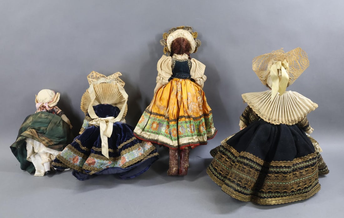 DOLLS REPRESENTING OTHER COUNTRIES. - 11
