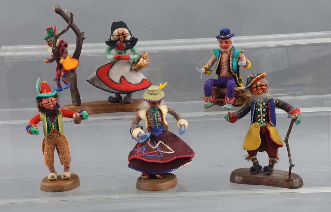 ARTIST DOLLS/MINIATURES.: LOT of character dolls by artist Eulalia S. Stauffer (7/30/1897 - 6/15/1970) of Pacific Grove, CA. All of these characters are 4" - 5". They are mounted on wooden bases. (4) Are single figures, (1)