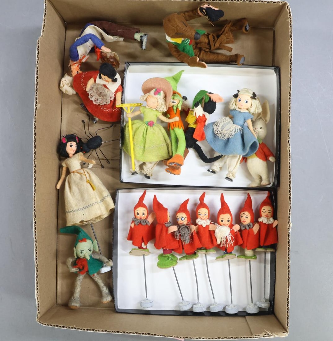 BAPS.: LOT. Nursery Rhymes - (Weighted) "Snow White and the Seven Dwarfs". (Not weighted) - "Alice & White Rabbit". "Puss In Boots". "Robin Hood". "Little Miss Muffet & Spider". "Mary Mary, Quite Contrary,