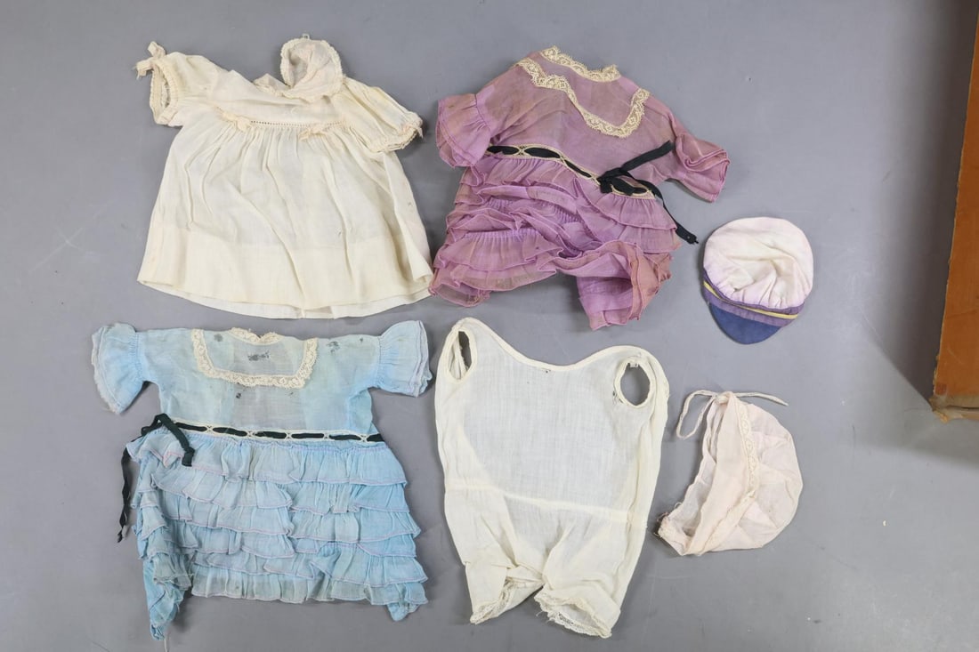 FAMLEE DOLL SET. - 10