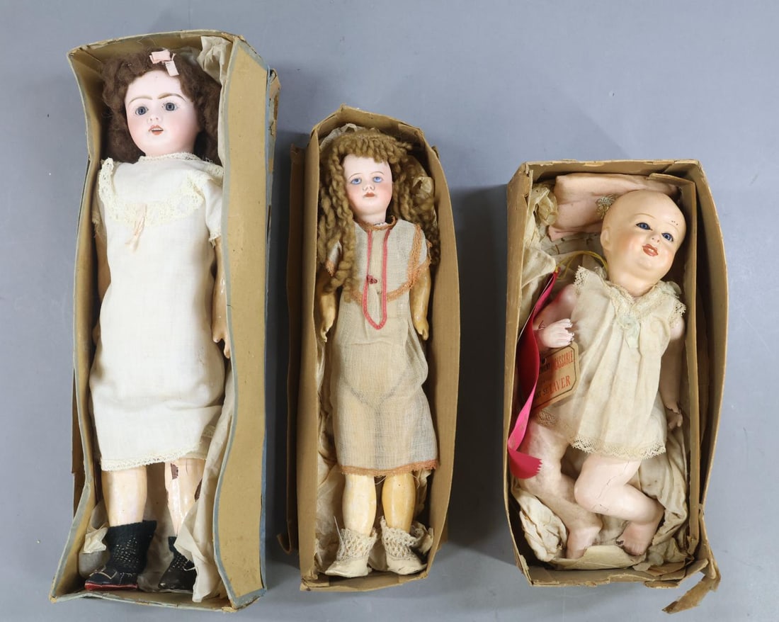ANTIQUE FRENCH DOLLS.: LOT of (3) French dolls in original boxes. (2) Bisque head dolls - 16" doll. Box end marked: FABRICATION FRANCAISE "BEBE MIGNON" Articule a Indemontable. Brevete et depose. Head is marked 8/0. Station