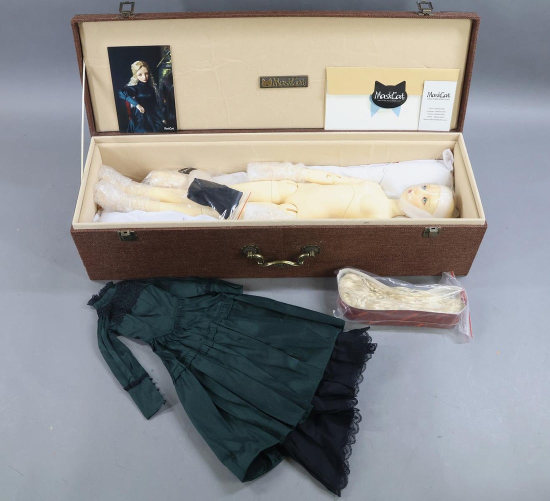 CONTEMPORARY ARTIST DOLLS.: 23" MIB "Margo" BJD resin doll in original MASKCAT box. Doll appears never to have been removed from box. She comes with her COA which reads - Doll: Margo. Skin: Normal. Birthday: 2013.4.26. Her wig