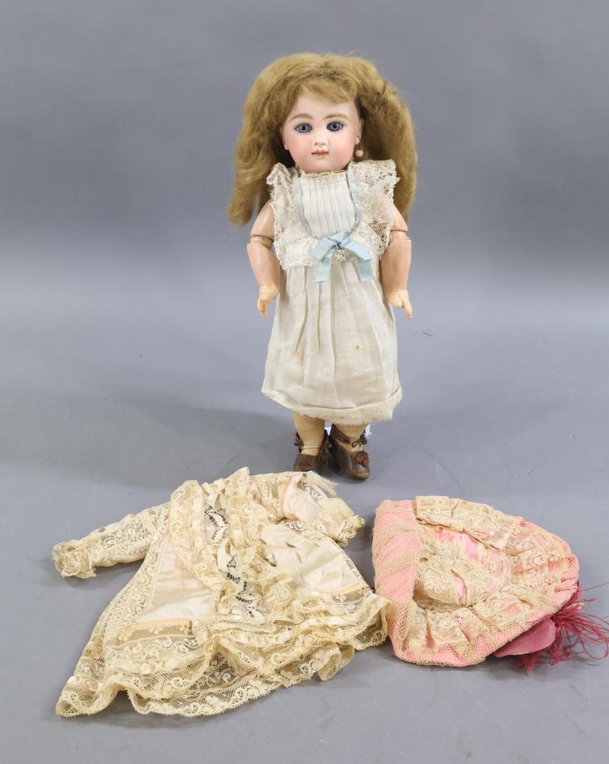 ANTIQUE FRENCH BISQUE HEAD DOLL. (1 of 11)