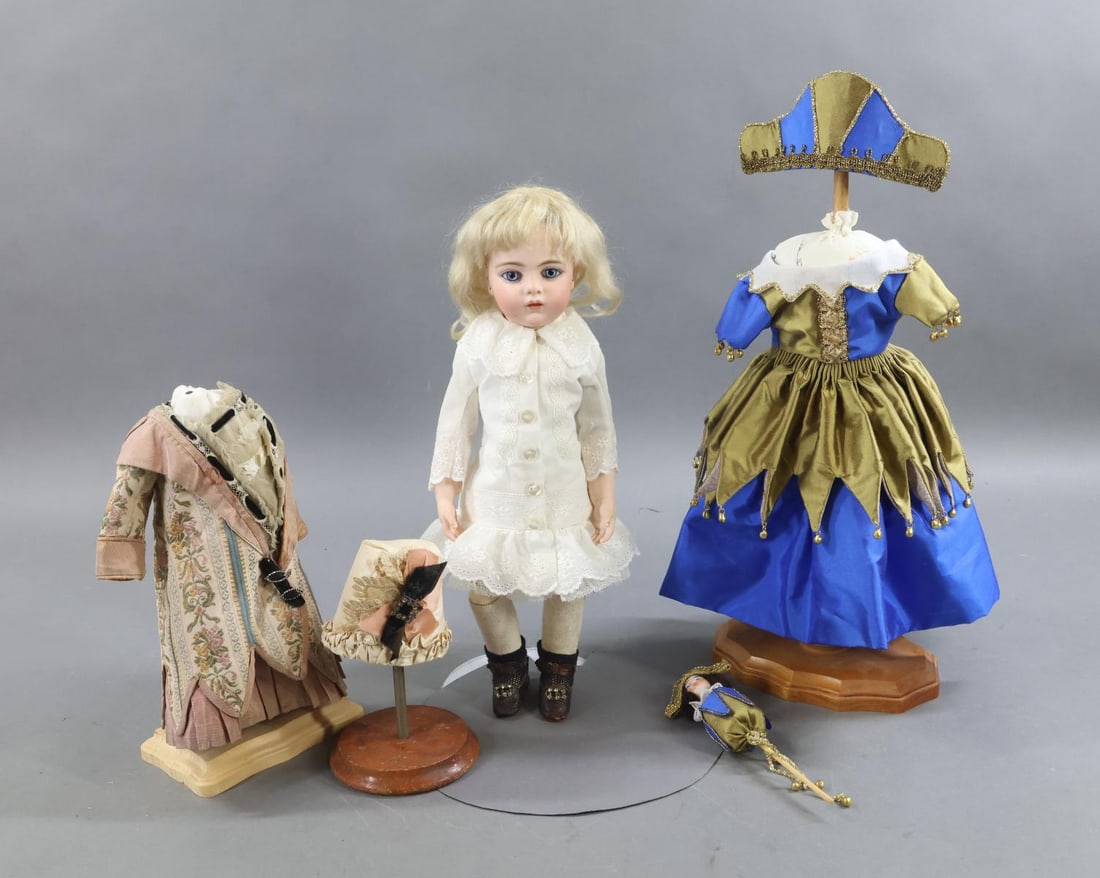 ANTIQUE FRENCH BISQUE HEAD DOLL. (1 of 18)