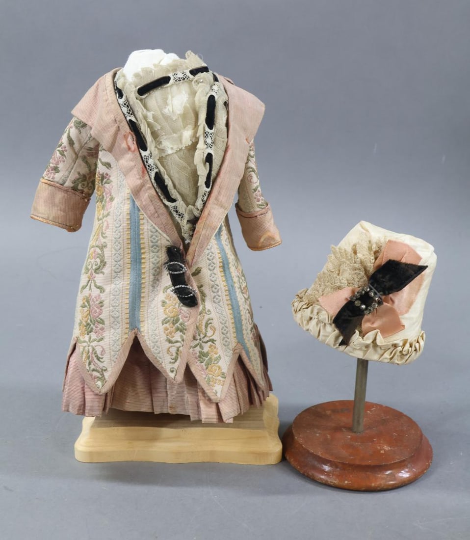 ANTIQUE FRENCH BISQUE HEAD DOLL. - 2