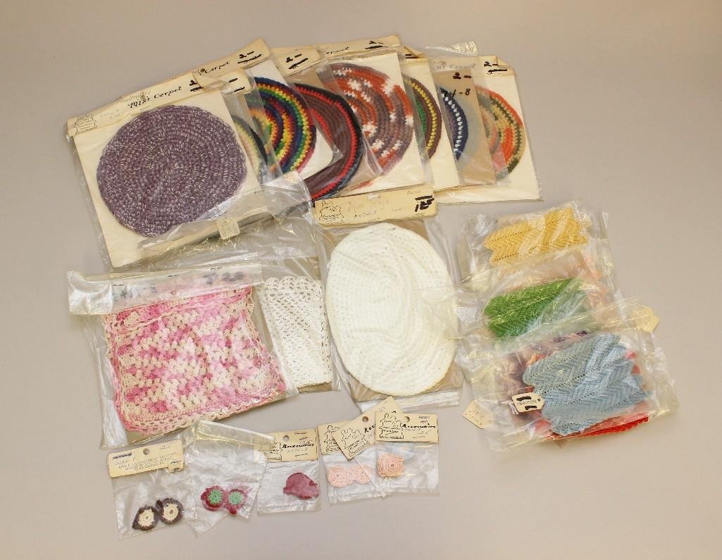 LOT OF VINTAGE CROCHETED DOLLHOUSE ACCESSORIES: (1 of 4)