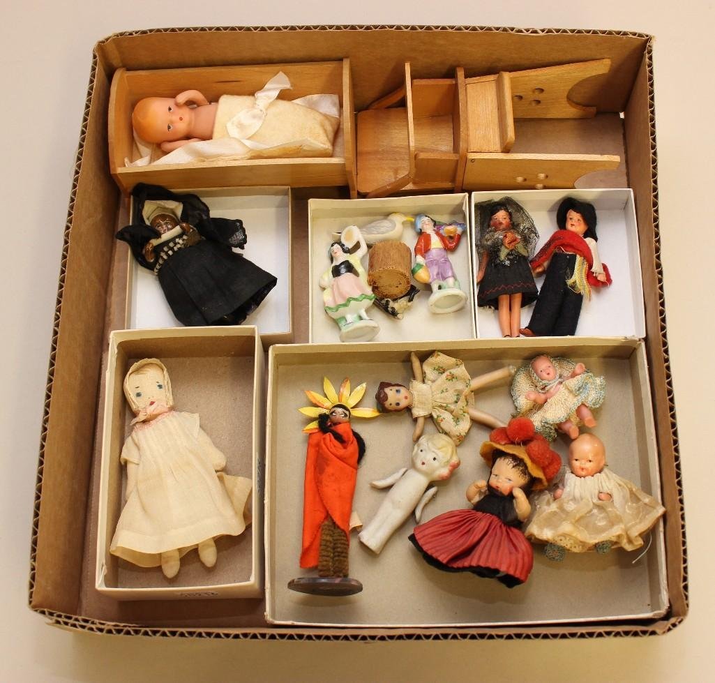 LOT OF VINTAGE MINI DOLLS, FIGURINES, FURNITURE. (1 of 4)