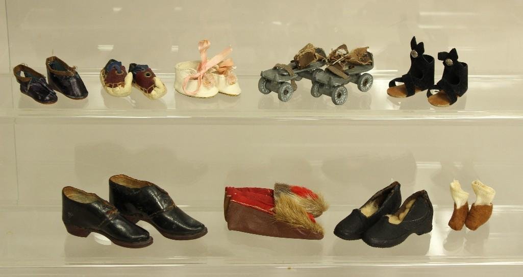 LOT OF (8) PAIRS OF ANTIQUE/VINTAGE DOLL SHOES, SKATES. (1 of 7)