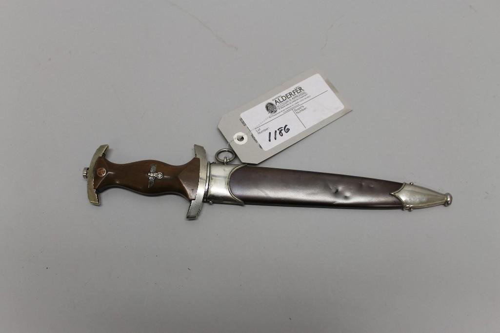 German WW II M33 SA dagger.: German WW II M33 SA dagger. Lot consists of a standard SA dagger with scabbard and crossguards equipped with nickeled fittings. Blade is mostly bright with some darkened areas, displaying the leaf log
