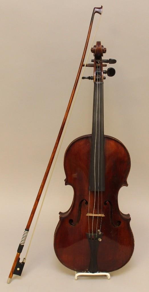Claude Pierray a' Paris 1702 Violin and Bows (1 of 9)