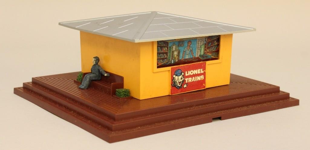 Lionel News Stand with Horn (1 of 8)