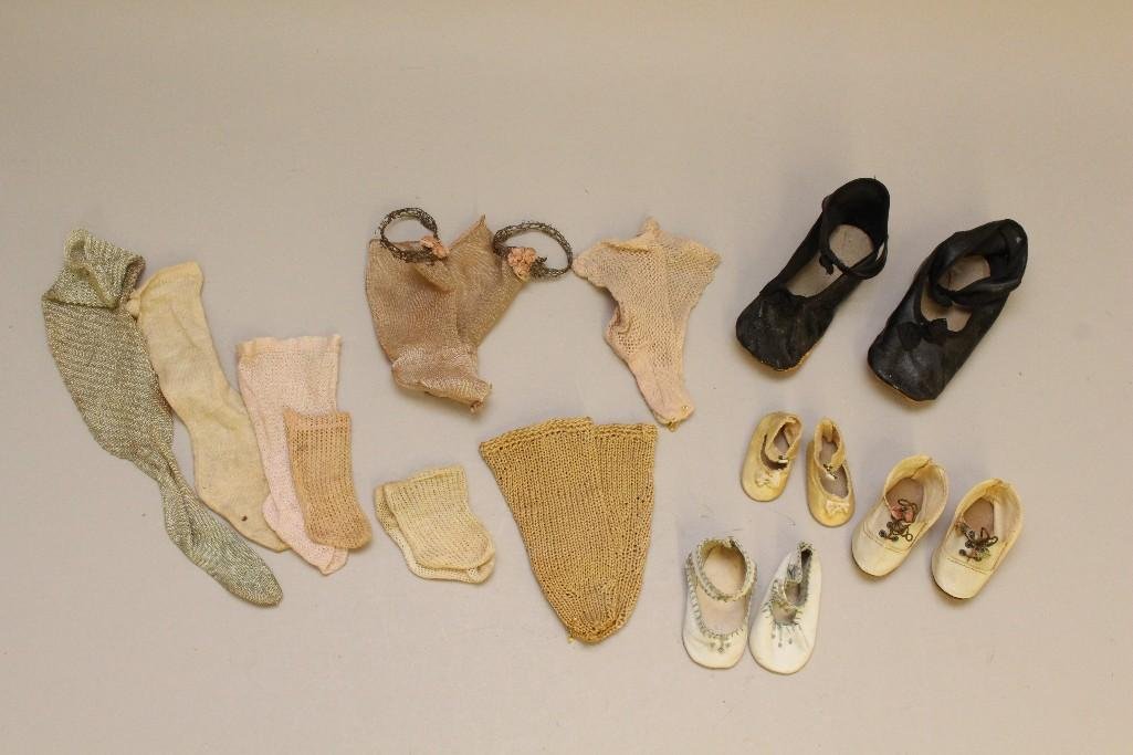 LOT OF ANTIQUE/VINTAGE  DOLL SHOES & SOCKS. (1 of 1)