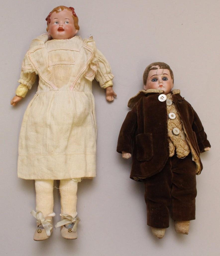 PAIR OF ANTIQUE BISQUE SHOULDER HEAD DOLLS. (1 of 6)
