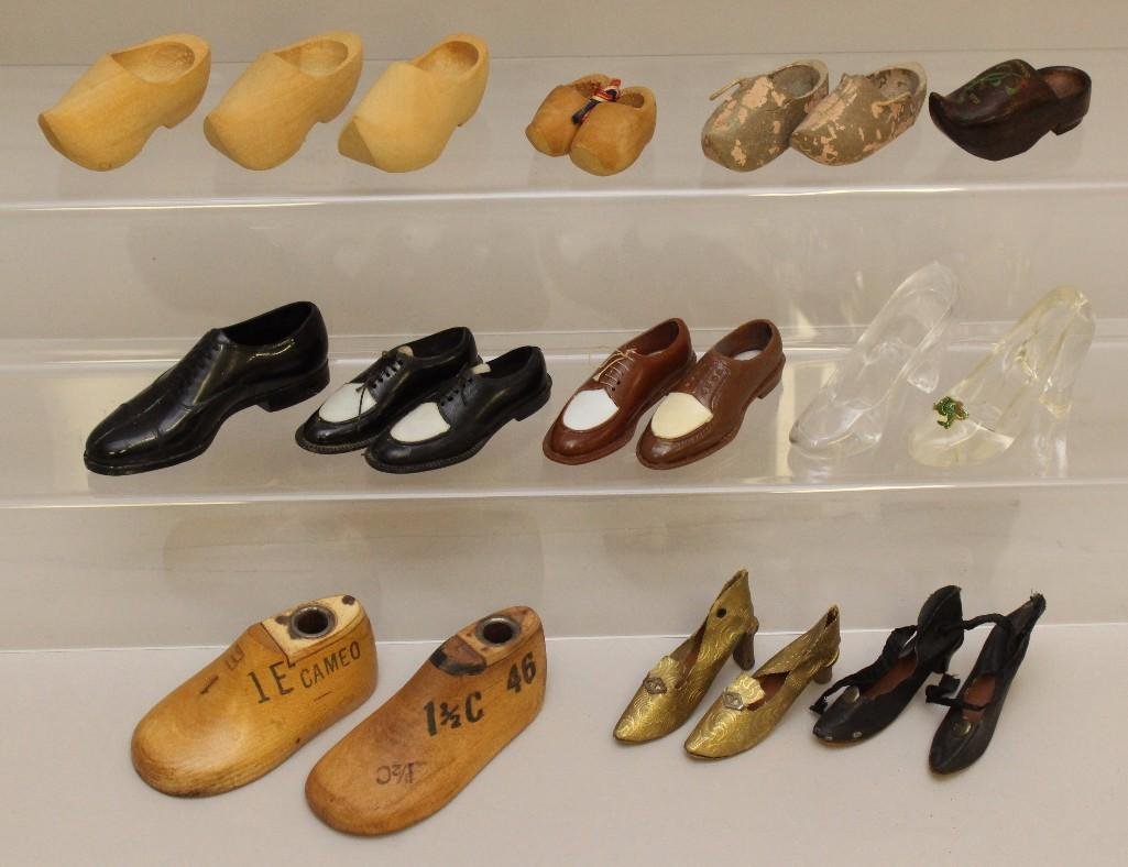 ANTIQUE/VINTAGE DOLL SHOE COLLECTION. (1 of 2)