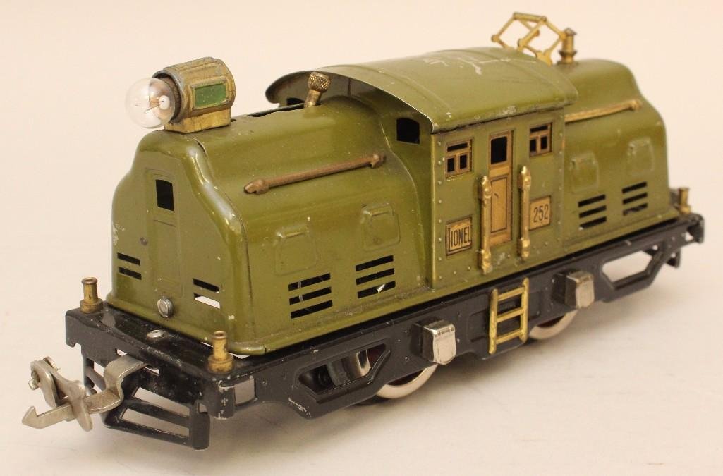 Lionel Engine: #252, olive green with paint loss.