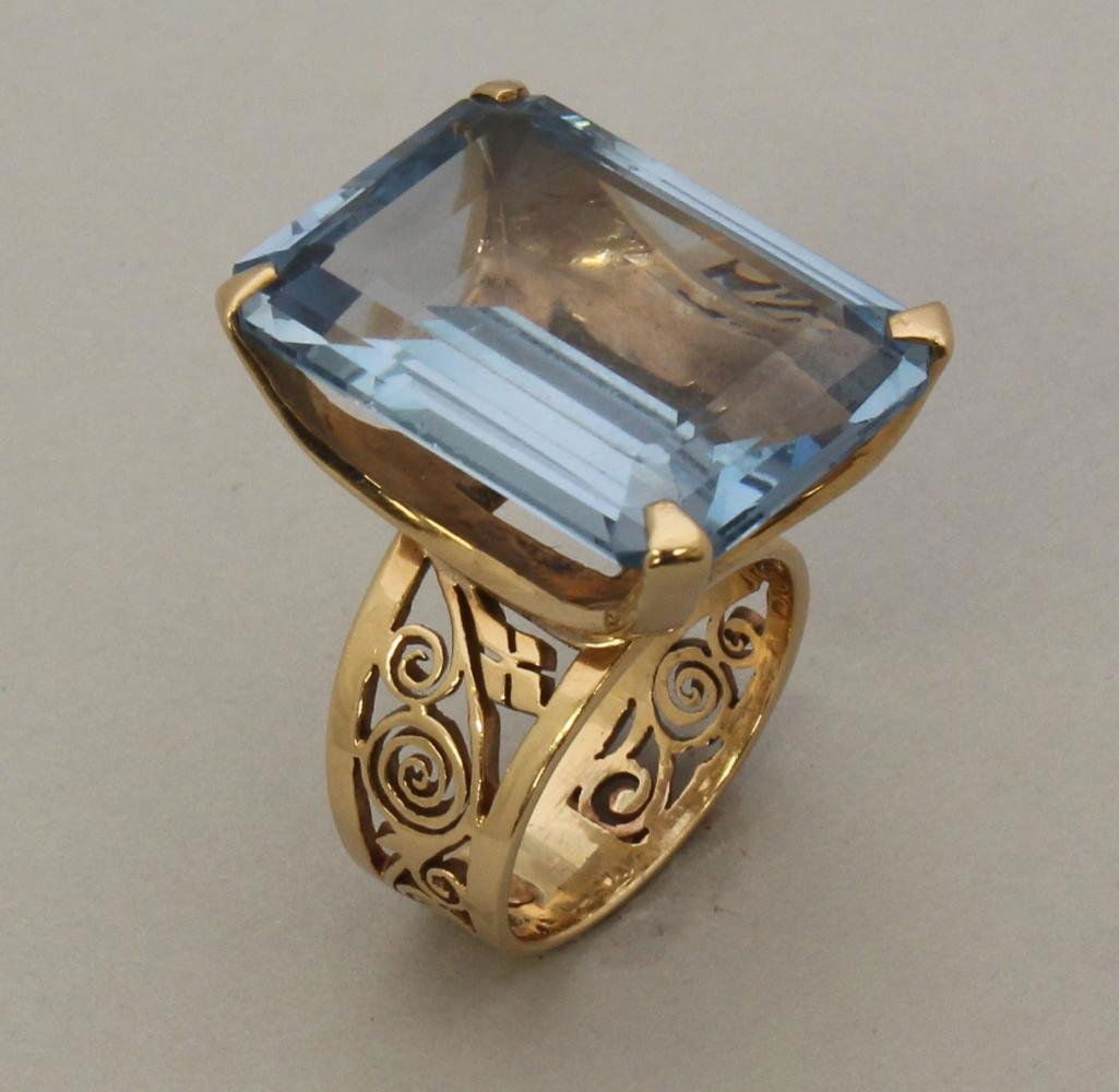 Gold Ring with Blue Topaz (1 of 2)
