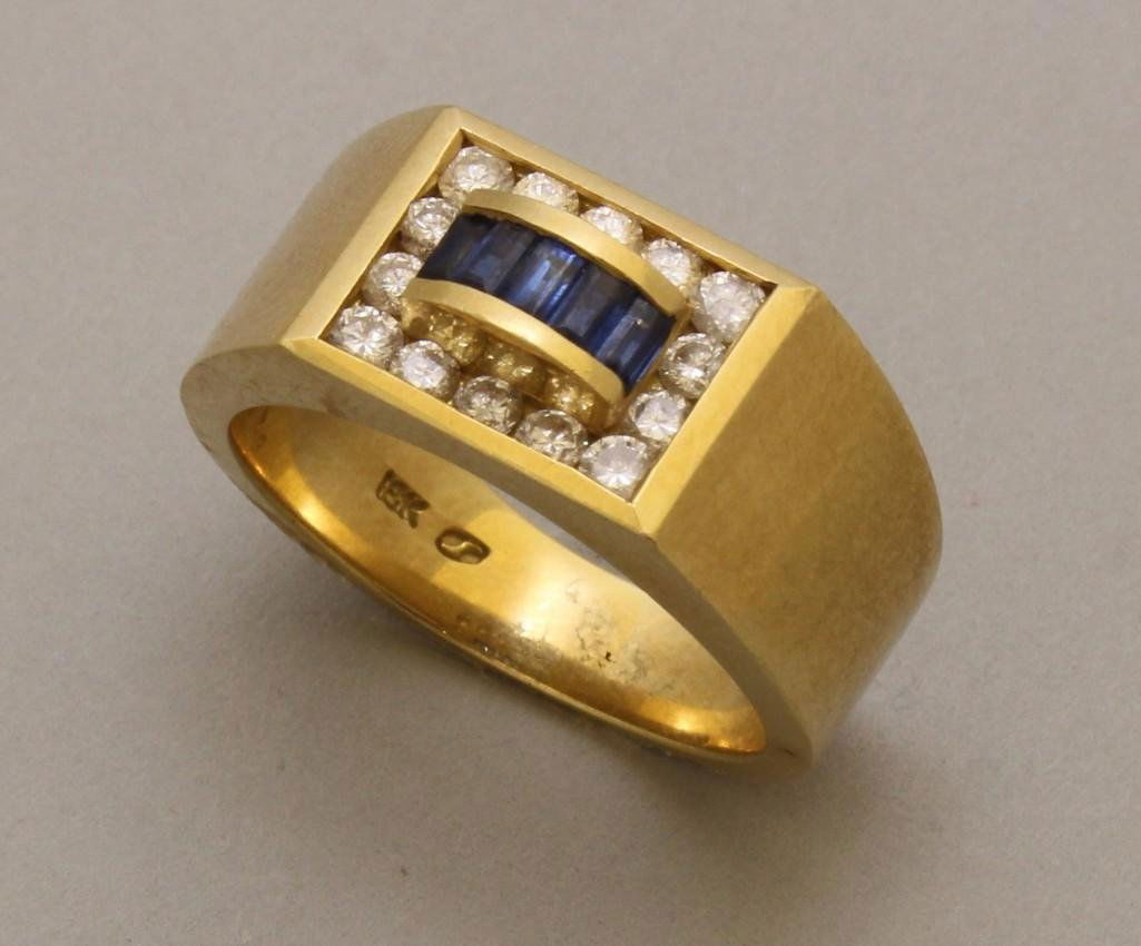 Gold Ring with Sapphire Blue and Diamond (1 of 3)