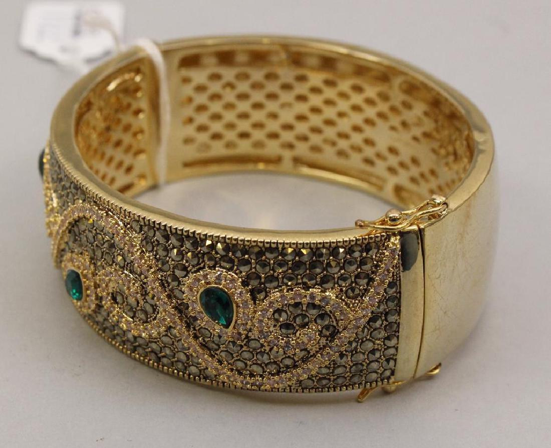 BRACELET. AKKAD. HINGED BANGLE WITH SAFETY CATCH. (1 of 1)