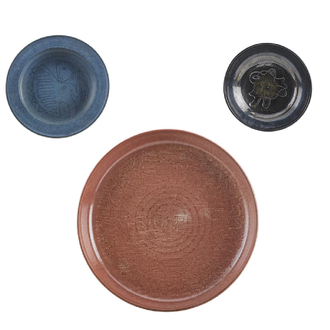 EDWIN AND MARY SCHEIER Charger, two small bowls: EDWIN SCHEIER (1910 - 2008) MARY SCHEIER (1908 - 2007) Charger and two small bowls with abstract designs, Durham, NH, mid-20th C. Glazed earthenware All signed Charger: 2" x 15 1/4"