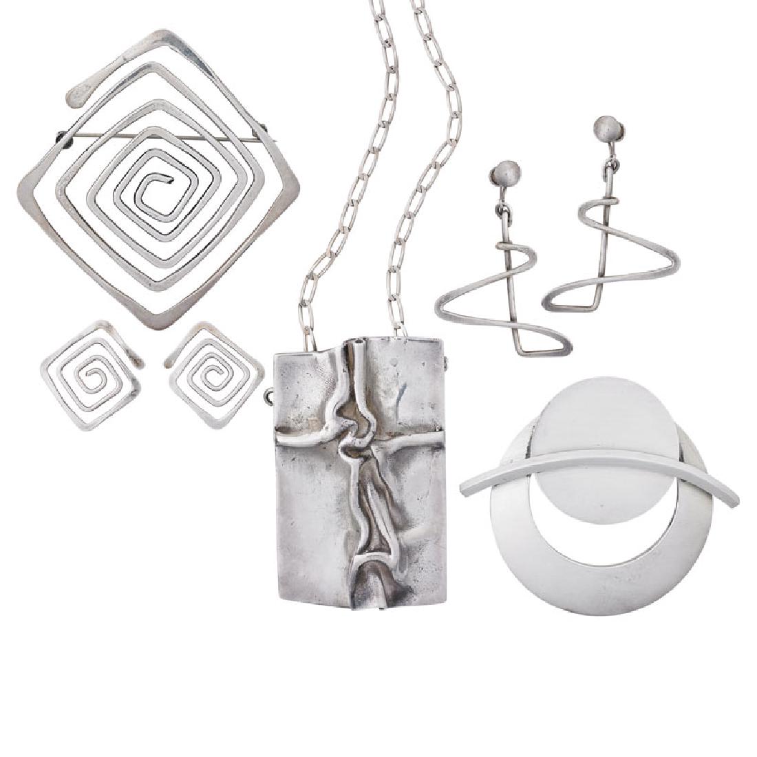 MODERNIST STUDIO SILVER JEWELRY 1955-1965: Seven pieces: Ed Wiener large square coil signed brooch and unsigned earrings; Henry Steig unsigned earrings; Tony Papp geometric large brooch. Jean-Felix Seeuws (Belgium) pendant on chain, Maredsous