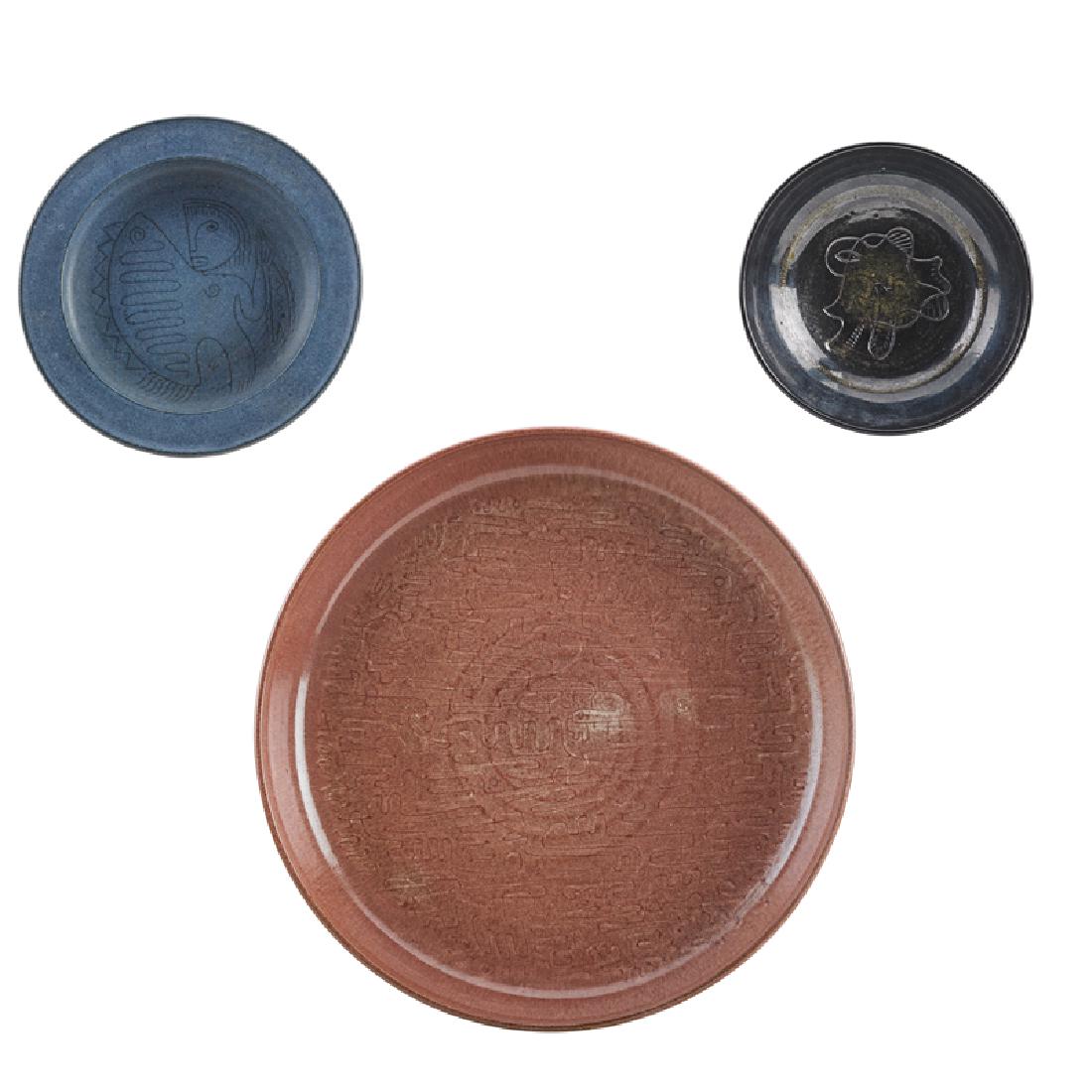EDWIN AND MARY SCHEIER Charger, two small bowls: EDWIN SCHEIER (1910 - 2008) MARY SCHEIER (1908 - 2007) Charger and two small bowls with abstract designs, Durham, NH, mid-20th C. Glazed earthenware All signed Charger: 2" x 15 1/4"