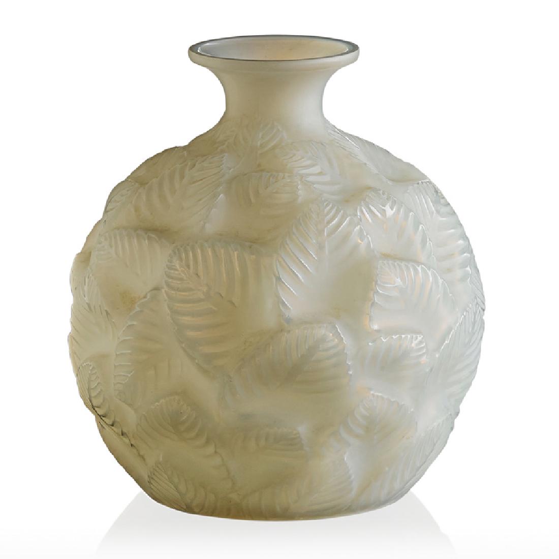 LALIQUE "Ormeaux" vase (1 of 2)