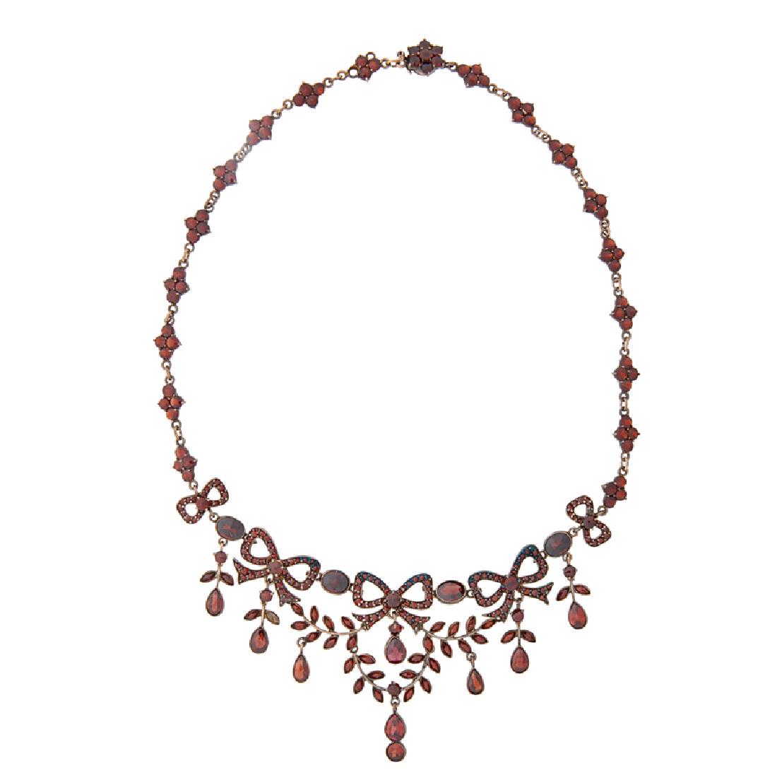 BOHEMIAN GARLAND STYLE & GOLD SHELL NECKLACE