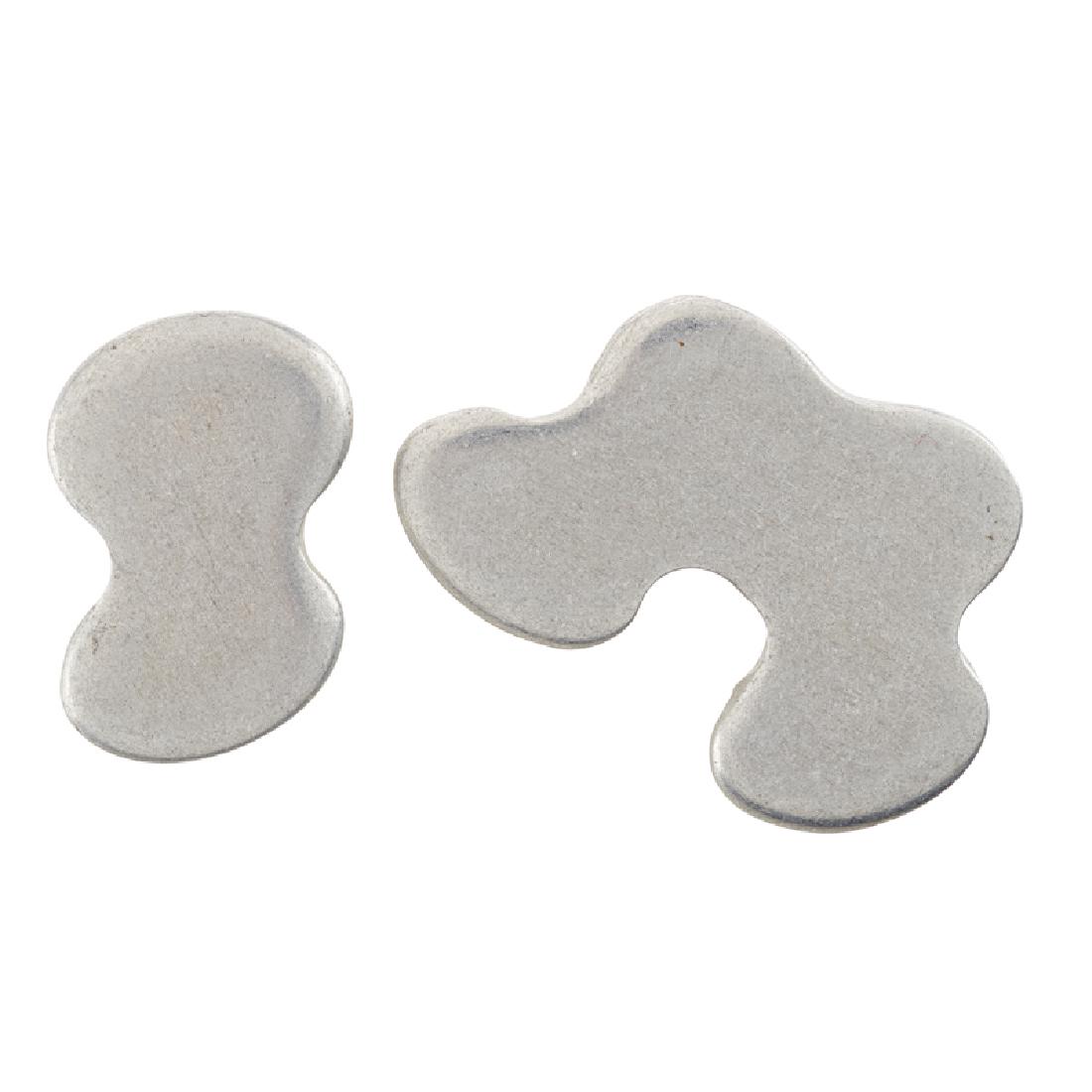 RICHARD SCHULTZ MODERNIST PEWTER PINS: Comprising two organic forms. 1" x 5/8", 1 1/2" x 1".