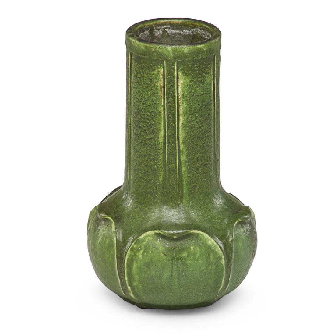 GRUEBY Fluted vase with leaves (1 of 2)