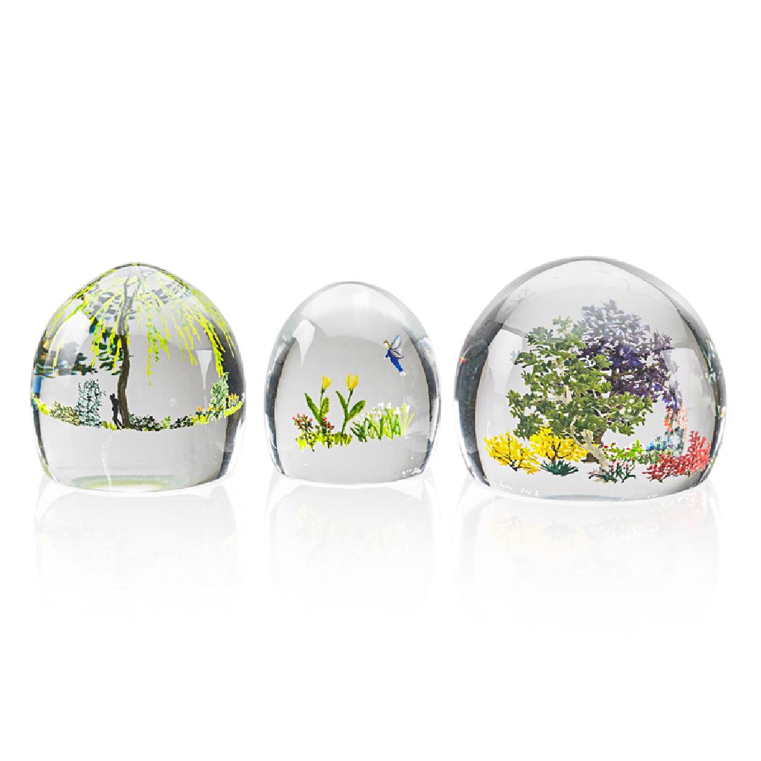 ALISON RUZSA Three paperweights (1 of 4)