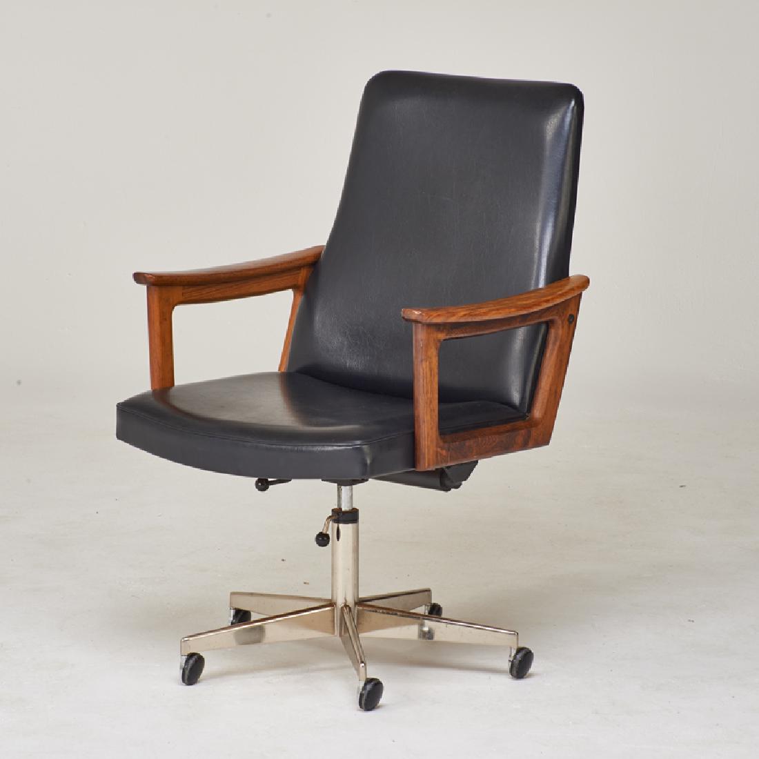 ARNE VODDER: Tilt/swivel desk chair, Denmark, 1960s/70s Rosewood, chromed and enameled steel, vinyl upholstery Retailer labels 38" x 26" x 27"