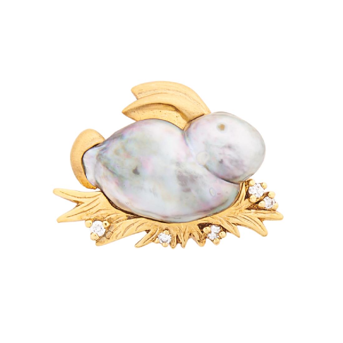 BAROQUE PEARL, DIAMOND & YELLOW GOLD RABBIT BROOCH: With grey South Sea saltwater cultured pearl body, brushed gold ears and tail, upon a bed of gold straw with RBC diamond accents, approx. .10 ct. TW. 18k. Stamped by the maker, Charles Paul. 3/4" x 1"