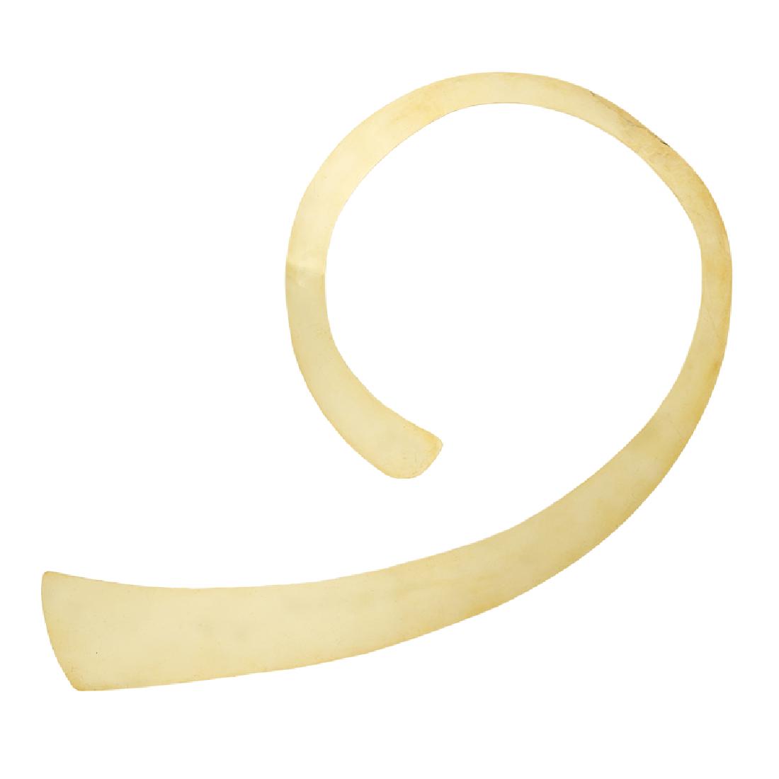 ROBERT LEE MORRIS YELLOW GOLD NECK ORNAMENT: A highly sculptural, flexible hand hammered conforming swirl design. 18k. Signed by the maker. Accommodates 18". 78.1 dwt.