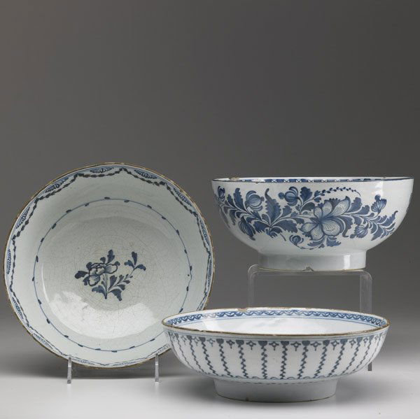 DELFT Three deep bowls: DELFT Three deep bowls with floral decoration, 18th C. Largest: 4'' x 9'' dia.