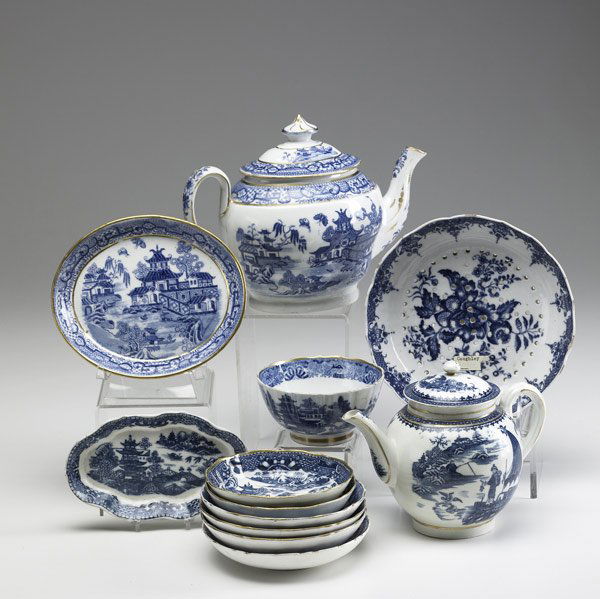 ENGLISH PORCELAIN: ENGLISH PORCELAIN Twelve blue and white Caughley and Spode pieces include two teapots, strainer and various bowls and underplates, early 19th C. Largest: 7'' x 9''