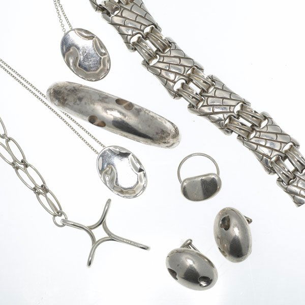 TIFFANY / FARAONE Seven pieces of silver jewelry: TIFFANY / FARAONE Seven pieces of silver jewelry: two Elsa Peretti scorpio zodiac pendants, discontinued bean ring and Infinity Cross necklace; discontinued Tiffany web motif link bracelet; Faraone th